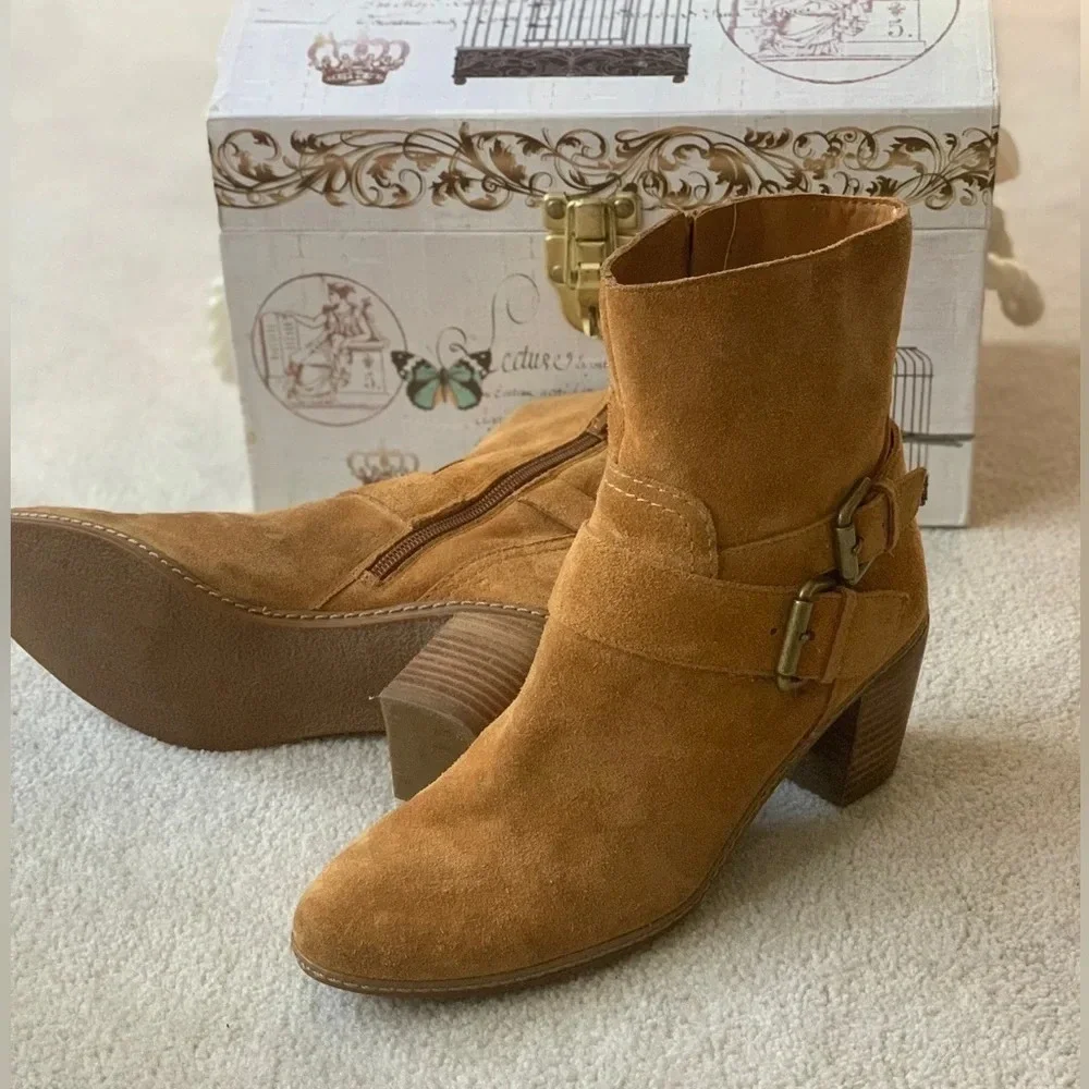 AK Anne Klein Suede bootiesS Brown size 7